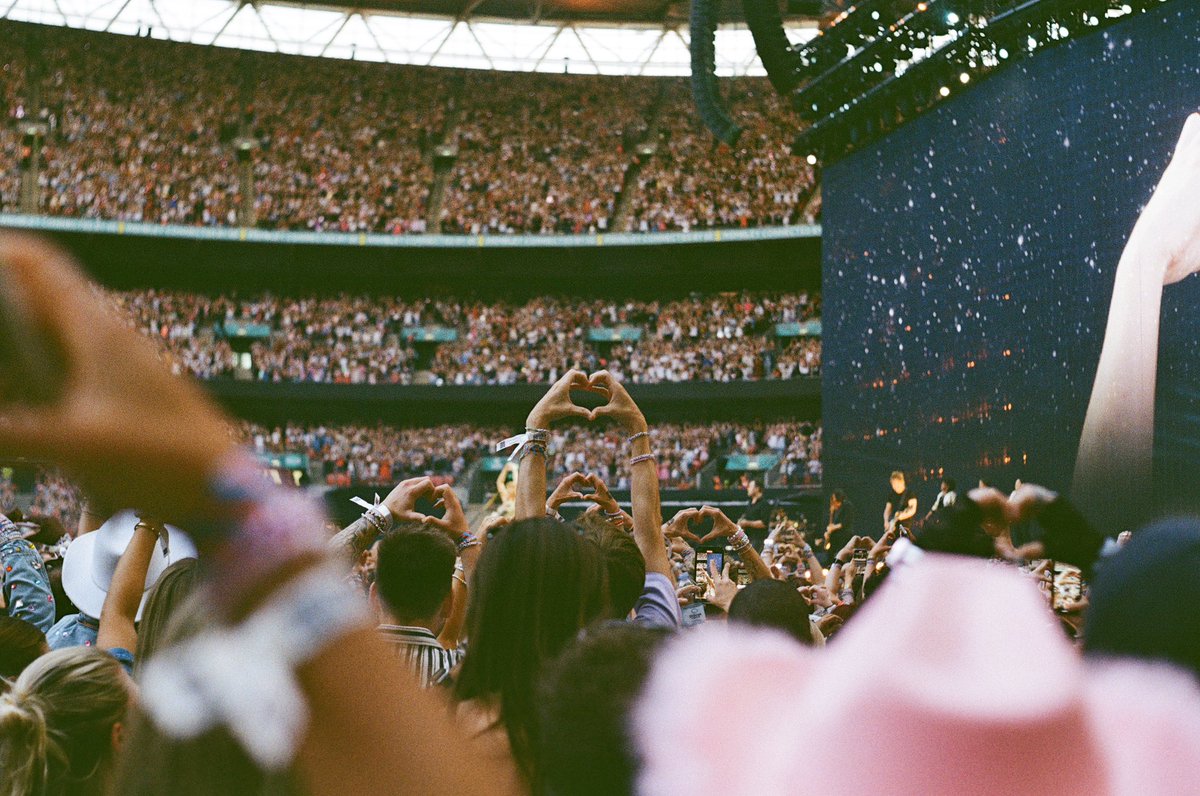 Phoebe_Cave's tweet photo. so long, london #taylorswift #ErasTour @taylornation13 https://t.co/pWTJRu1gD5