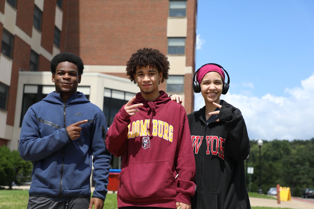 BloomsburgU's tweet image. All settled in! Let #HuskyLife begin ... 🚘📦🧳🎒🐾 #HuskyUnleashed #MoveIn #BloomUpward #college #dorm #roommates 📸➡️ flic.kr/s/aHBqjBEdCT