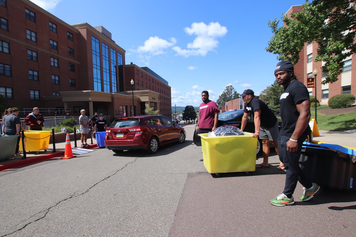 BloomsburgU's tweet image. All settled in! Let #HuskyLife begin ... 🚘📦🧳🎒🐾 #HuskyUnleashed #MoveIn #BloomUpward #college #dorm #roommates 📸➡️ flic.kr/s/aHBqjBEdCT