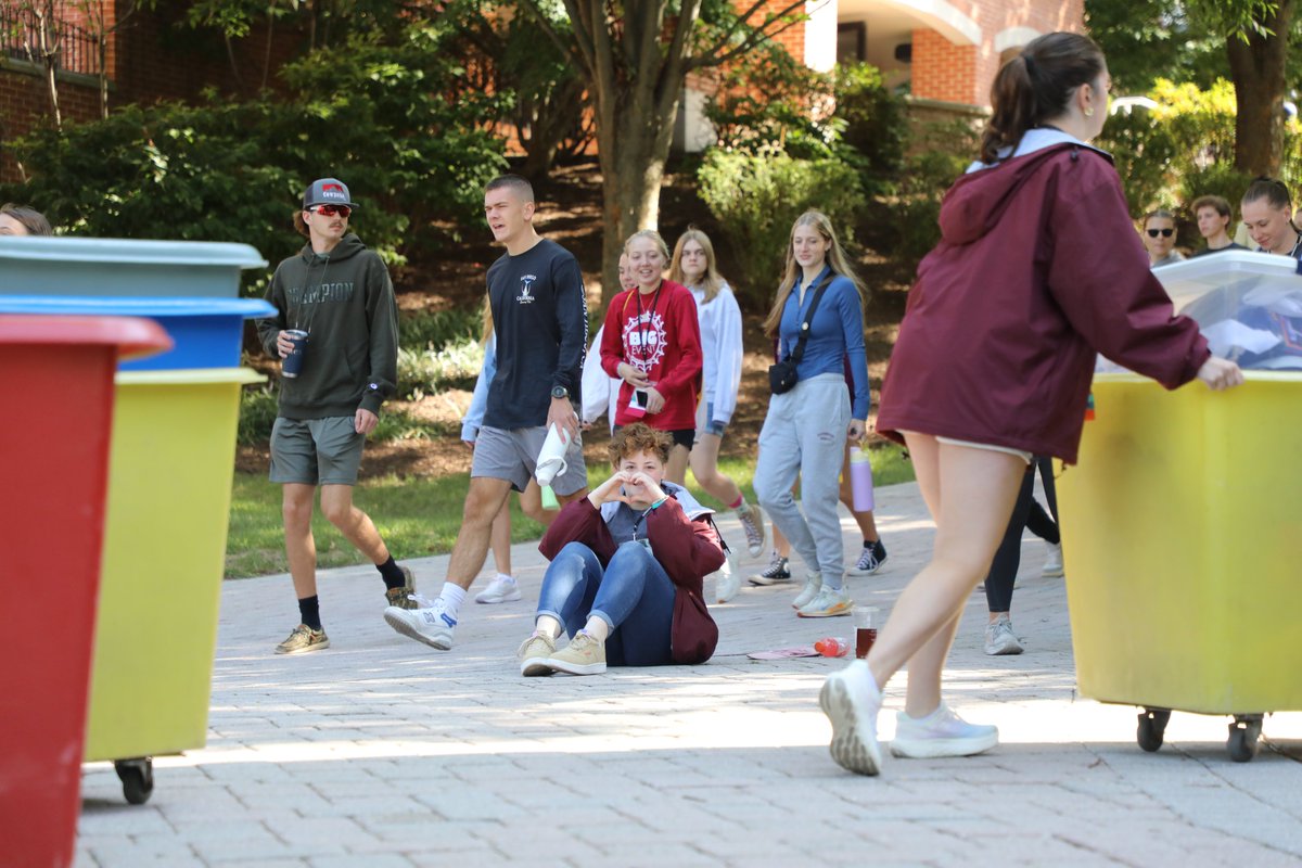 BloomsburgU's tweet image. All settled in! Let #HuskyLife begin ... 🚘📦🧳🎒🐾 #HuskyUnleashed #MoveIn #BloomUpward #college #dorm #roommates 📸➡️ flic.kr/s/aHBqjBEdCT