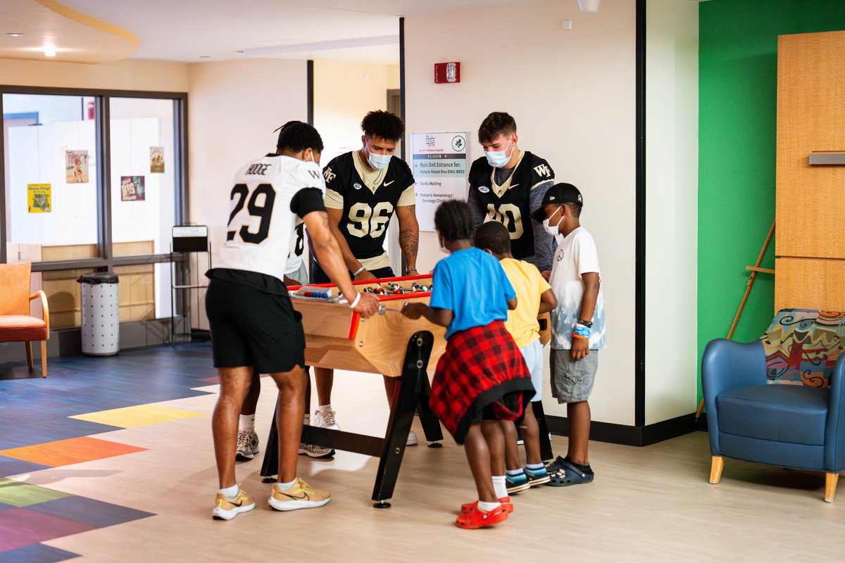 WakeFB's tweet photo. 𝐎𝐮𝐫 𝐰𝐡𝐲 💛🖤

We had an amazing time at @brennerhospital 🎩 https://t.co/ee9IHbihuw