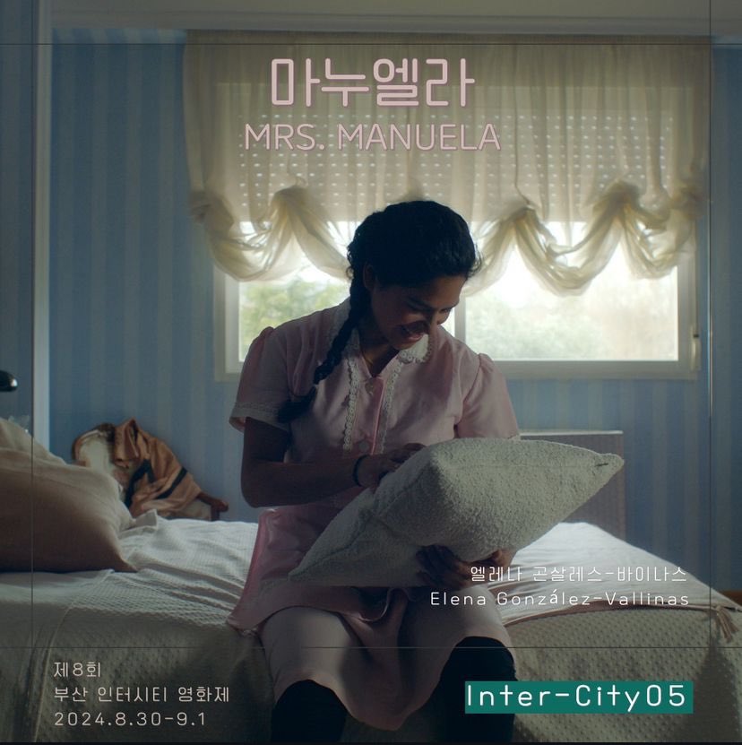 Y ahora sí!! ✈️ Nos vamos a COREA con @donamanuela_film a competición en el Festival <a href="/indiebusan/">juny; JIKOOK AU📌</a> 🩵

🦋 30 Agosto • 9 Septiembre • 
Inter-City05 • Busan • Corea Sur 🦋

MRS. MANUELA
Fiction | Color | 22min | 2024 | Valladolid
Written, directed and produced by <a href="/ElenaGVallinas/">Elena Vallinas</a>