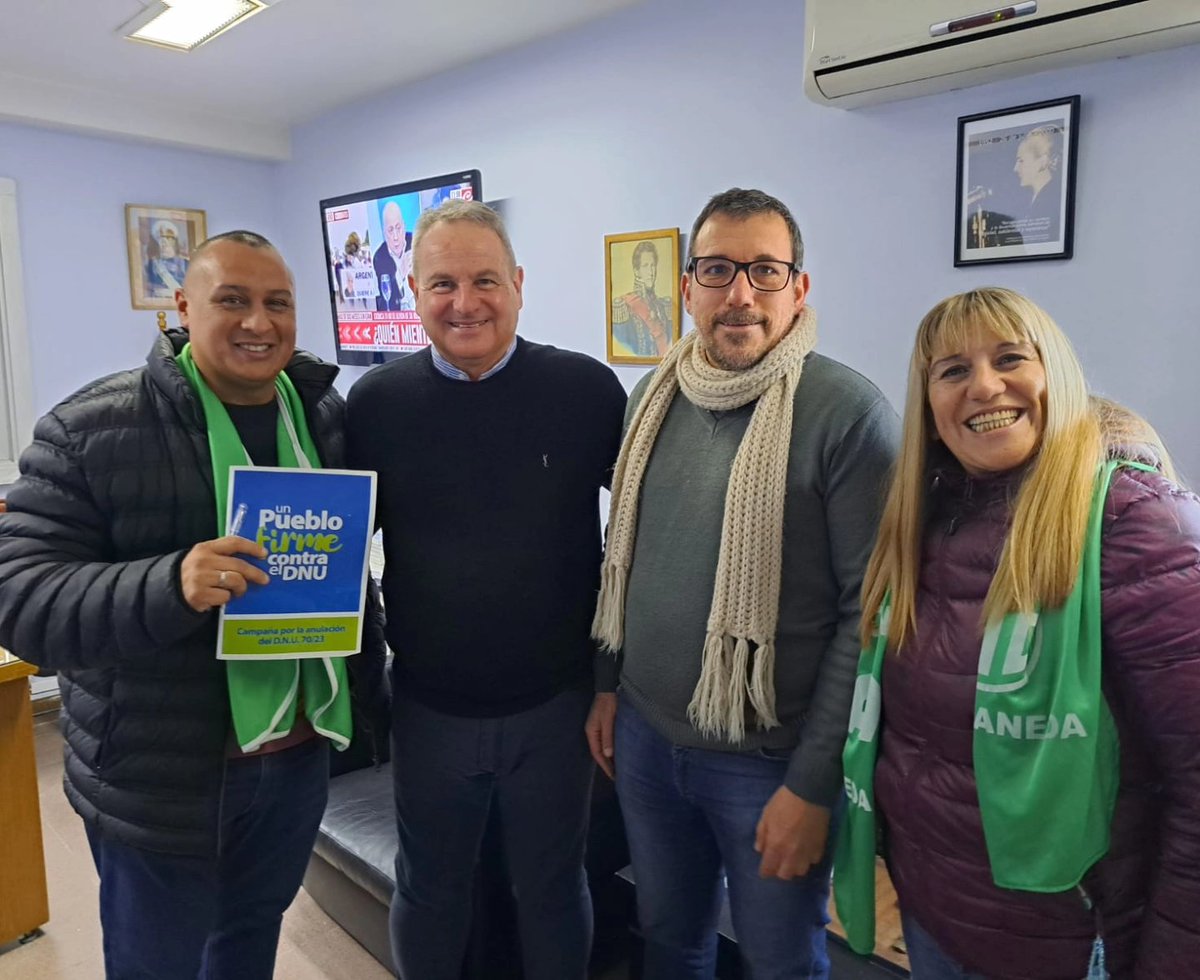 JoseAlessi's tweet photo. Hoy en el HCD de #Avellaneda recibí a representantes de ATE y firmamos un proyecto que se opone al DNU de Milei y sus graves consecuencias para el pueblo argentino.
Debemos trabajar todos juntos para evitar los daños irreversibles de las políticas crueles del gobierno nacional. https://t.co/mwDegITabS