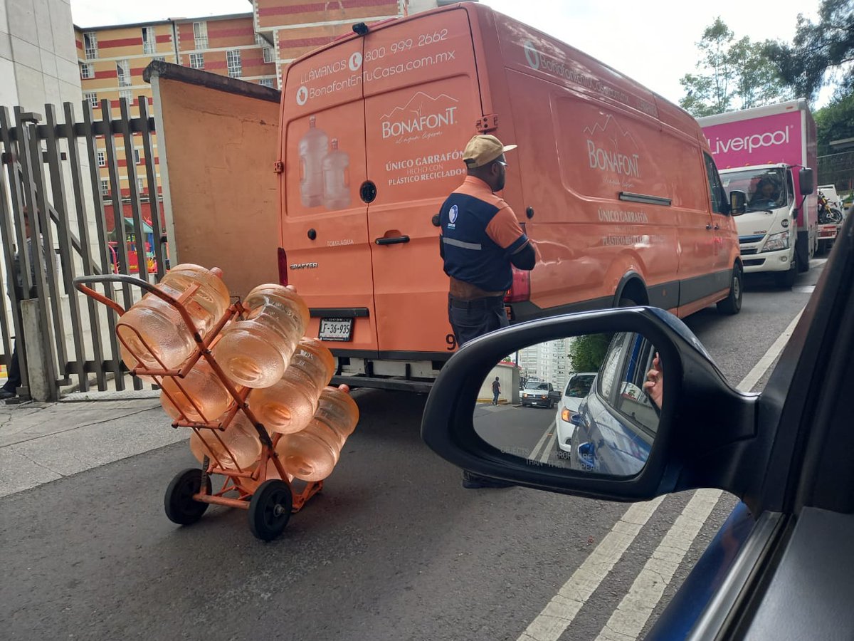 DANIELISAACMAN2's tweet photo. Nos pueden porfavor ayudar a quitar estos carros de la entrada de san Antonio 

Esto sobre calle toltecas 166

Es importante ya empezar a multar a las personas 
@AlcaldiaAO
@OVIALCDMX 
#TransitoGCDMX https://t.co/XshaT1s1gx