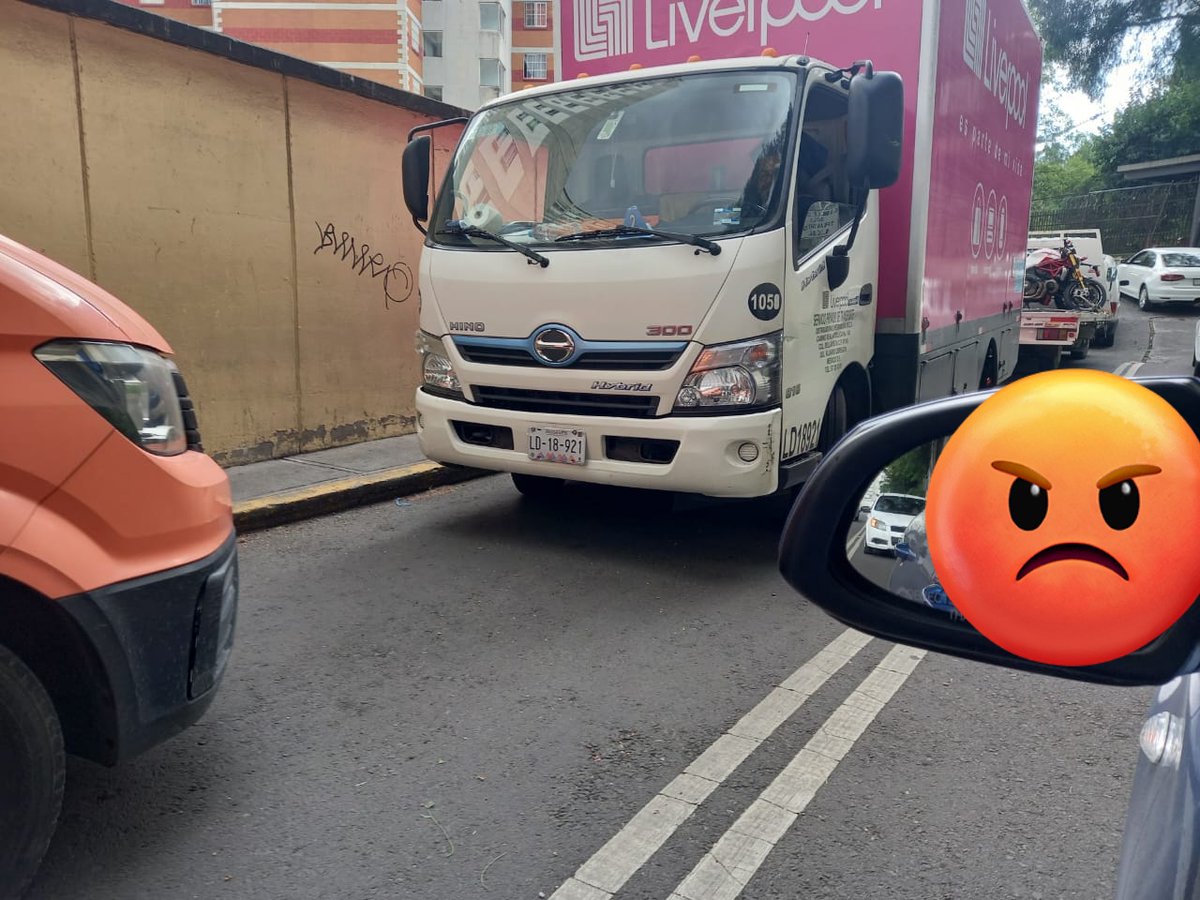 DANIELISAACMAN2's tweet photo. Nos pueden porfavor ayudar a quitar estos carros de la entrada de san Antonio 

Esto sobre calle toltecas 166

Es importante ya empezar a multar a las personas 
@AlcaldiaAO
@OVIALCDMX 
#TransitoGCDMX https://t.co/XshaT1s1gx