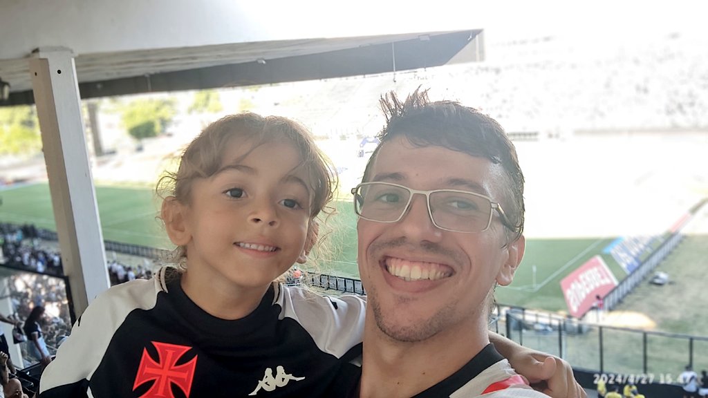 rafas_pierrot's tweet photo. "Nunca vão entender esse amor..."
#Depaiprafilha
#Vasco126anos https://t.co/pidZXB7X0f