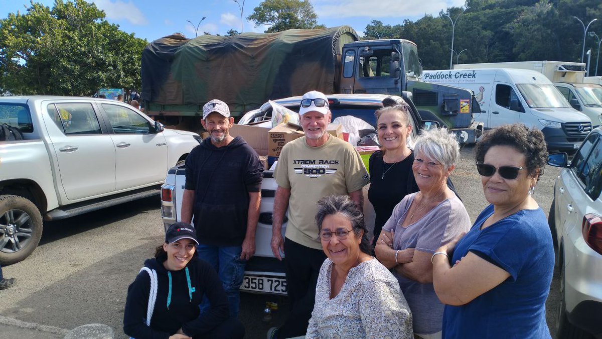 ProvinceSud's tweet photo. #Solidarité : ce jeudi matin,  des centaines de dons, denrées alimentaires, vêtements et produits de première nécessité sont livrées à l'association Citoyen Mondorien, grâce à la générosité des agents de la province Sud ! 

Un bel élan de solidarité qui met en lumière le soutien de notre collectivité et l'engagement de nos agents auprès de nos concitoyens, toujours privés de leur droit de circuler suite aux violences insurrectionnelles.