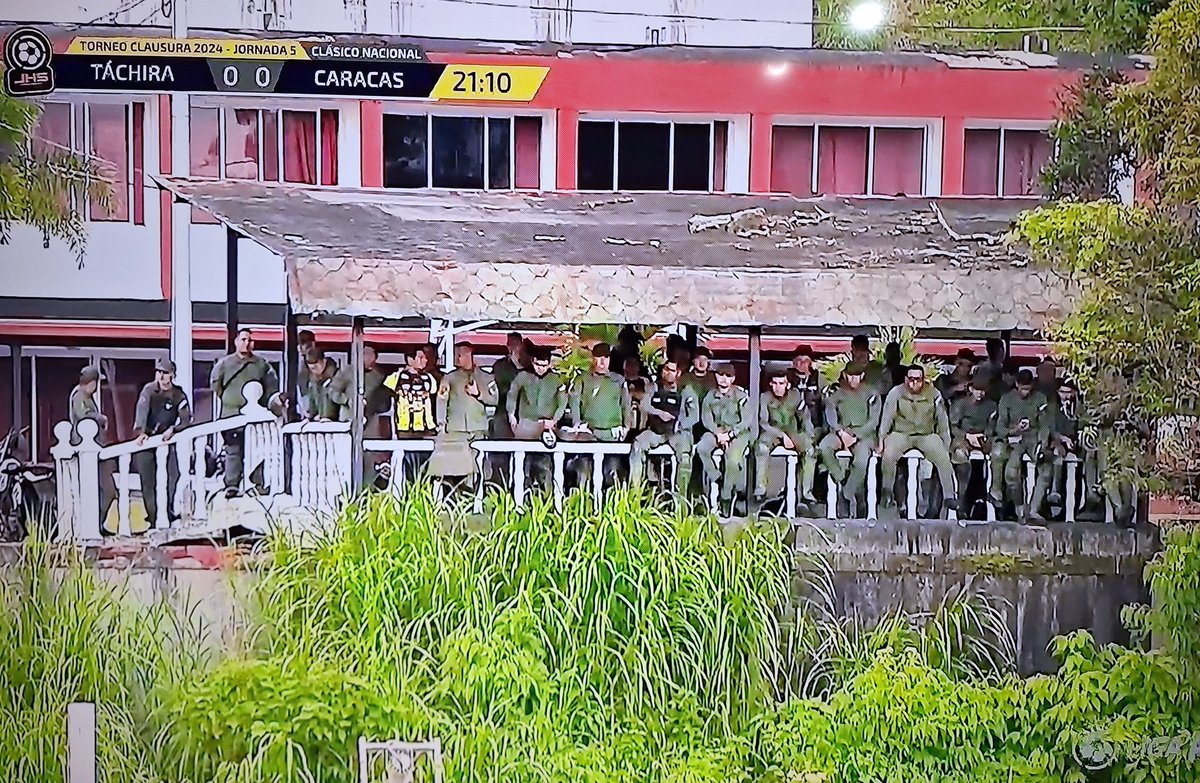 MemesVen's tweet photo. Los hijos de puta alentando a su equipo. Cuyo presidente es testaferro de Diosdado. https://t.co/zLjGrccDdS