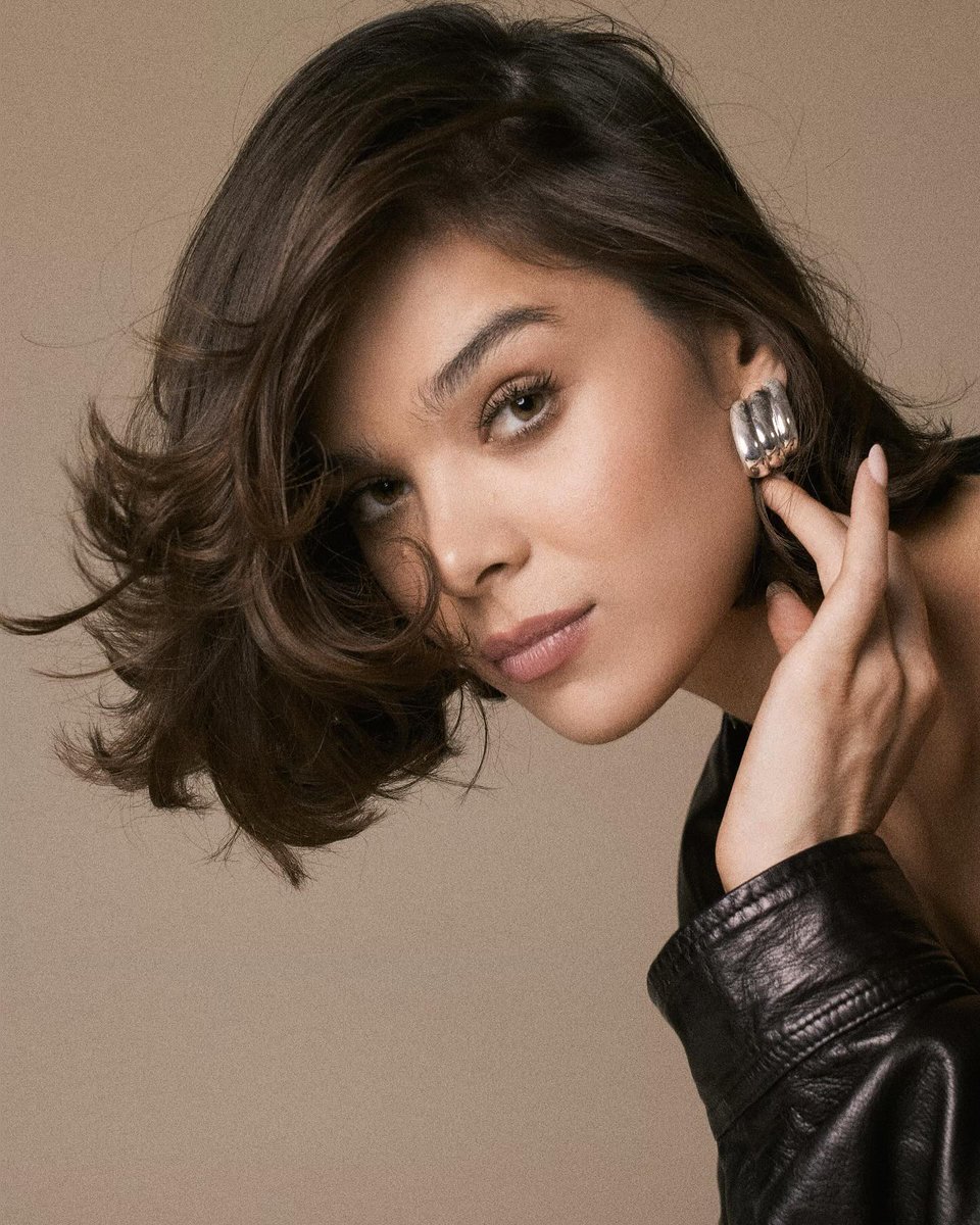 katebishopcore's tweet image. hailee steinfeld beau society issue #03 incoming!!!