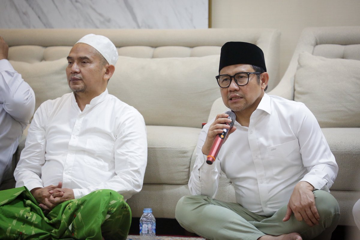 Alhamdulillah, bersyukur bisa menggelar Mujahadah bersama Romo Kiai Munif Zuhri, bermunajat kepada Allah untuk kelancaran Muktamar PKB dan keselamatan bangsa.

Semoga Allah mengabulkan seluruh hajat kita, negeri kita aman dan sentosa. Amiin..