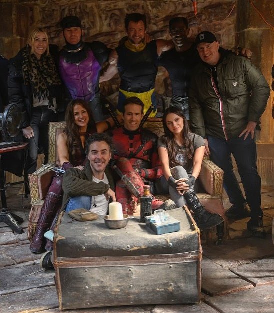 DiscussingFilm's tweet photo. Kevin Feige with the cast of ‘DEADPOOL &amp; WOLVERINE’ https://t.co/DQckDjE4c3
