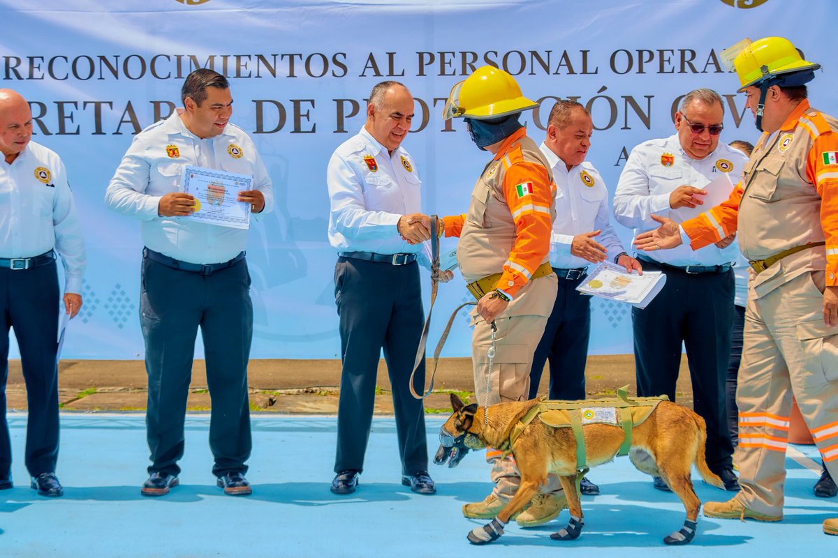 pcivilchiapas's tweet photo. La Secretaría de #ProtecciónCivil de @ChiapasGobierno realizó la entrega de reconocimientos a personal operativo en el marco del #DíaNacionalDelBombero y del Día Mundial de la #AsistenciaHumanitaria; acto celebrado en la Escuela Nacional de Protección Campus Universitario #Chiapas (@Enaproc).

✅ Los compañeros Luis Antonio Moreno Gutiérrez, Dagoberto Rodríguez López y Rafael Gómez Miceli recibieron un reconocimiento especial por su destacada labor durante 31 años de servicio en la atención a la población durante #Emergencias y desastres ocasionados por diferentes fenómenos.

✅ Se hizo entrega de reconocimientos a personal que ha destacado en las Misiones ECO, en la Unidad Canina de Búsqueda y Rescate o #AyudaHumanitaria; tareas implementadas en diversos municipios y estados y que han permitido proteger la vida de las personas, sus bienes y entorno.

El acto estuvo encabezado por el secretario de Protección Civil, @LuisMaGaMo, recordó que las conmemoraciones son temas relacionados con la Protección Civil y agradeció por sus servicios a la comunidad, sobre todo en momentos difíciles, como lo son las emergencias y desastres; al tiempo de reconocer el esfuerzo del personal por seguir profesionalizandose en la Enaproc-Chiapas, egresados como Licenciados en Protección Civil y Licenciados en #UrgenciasMédicasPrehospitalarias.

#DíaDelBombero
#DíaMundialDeLaAsistenciaHumanitaria
