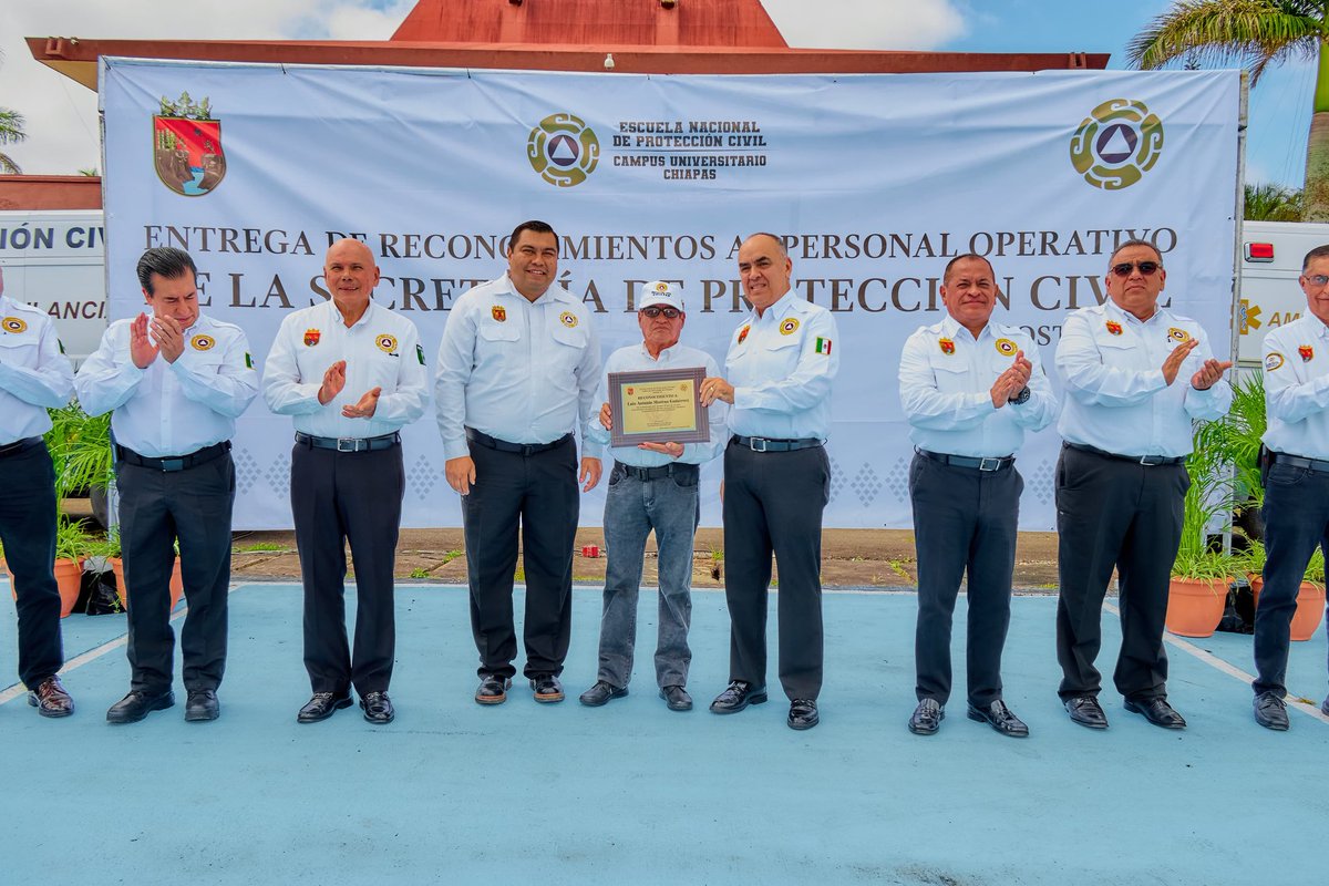 pcivilchiapas's tweet photo. La Secretaría de #ProtecciónCivil de @ChiapasGobierno realizó la entrega de reconocimientos a personal operativo en el marco del #DíaNacionalDelBombero y del Día Mundial de la #AsistenciaHumanitaria; acto celebrado en la Escuela Nacional de Protección Campus Universitario #Chiapas (@Enaproc).

✅ Los compañeros Luis Antonio Moreno Gutiérrez, Dagoberto Rodríguez López y Rafael Gómez Miceli recibieron un reconocimiento especial por su destacada labor durante 31 años de servicio en la atención a la población durante #Emergencias y desastres ocasionados por diferentes fenómenos.

✅ Se hizo entrega de reconocimientos a personal que ha destacado en las Misiones ECO, en la Unidad Canina de Búsqueda y Rescate o #AyudaHumanitaria; tareas implementadas en diversos municipios y estados y que han permitido proteger la vida de las personas, sus bienes y entorno.

El acto estuvo encabezado por el secretario de Protección Civil, @LuisMaGaMo, recordó que las conmemoraciones son temas relacionados con la Protección Civil y agradeció por sus servicios a la comunidad, sobre todo en momentos difíciles, como lo son las emergencias y desastres; al tiempo de reconocer el esfuerzo del personal por seguir profesionalizandose en la Enaproc-Chiapas, egresados como Licenciados en Protección Civil y Licenciados en #UrgenciasMédicasPrehospitalarias.

#DíaDelBombero
#DíaMundialDeLaAsistenciaHumanitaria