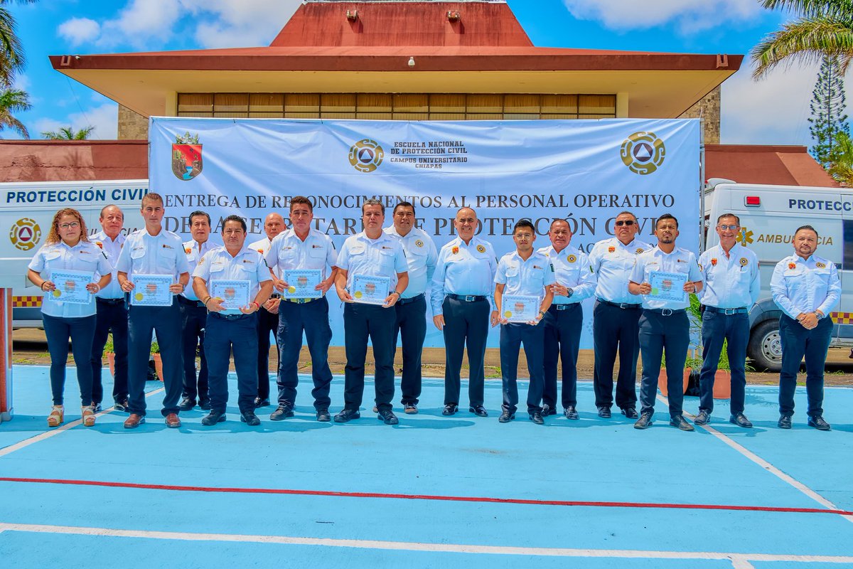 pcivilchiapas's tweet photo. La Secretaría de #ProtecciónCivil de @ChiapasGobierno realizó la entrega de reconocimientos a personal operativo en el marco del #DíaNacionalDelBombero y del Día Mundial de la #AsistenciaHumanitaria; acto celebrado en la Escuela Nacional de Protección Campus Universitario #Chiapas (@Enaproc).

✅ Los compañeros Luis Antonio Moreno Gutiérrez, Dagoberto Rodríguez López y Rafael Gómez Miceli recibieron un reconocimiento especial por su destacada labor durante 31 años de servicio en la atención a la población durante #Emergencias y desastres ocasionados por diferentes fenómenos.

✅ Se hizo entrega de reconocimientos a personal que ha destacado en las Misiones ECO, en la Unidad Canina de Búsqueda y Rescate o #AyudaHumanitaria; tareas implementadas en diversos municipios y estados y que han permitido proteger la vida de las personas, sus bienes y entorno.

El acto estuvo encabezado por el secretario de Protección Civil, @LuisMaGaMo, recordó que las conmemoraciones son temas relacionados con la Protección Civil y agradeció por sus servicios a la comunidad, sobre todo en momentos difíciles, como lo son las emergencias y desastres; al tiempo de reconocer el esfuerzo del personal por seguir profesionalizandose en la Enaproc-Chiapas, egresados como Licenciados en Protección Civil y Licenciados en #UrgenciasMédicasPrehospitalarias.

#DíaDelBombero
#DíaMundialDeLaAsistenciaHumanitaria