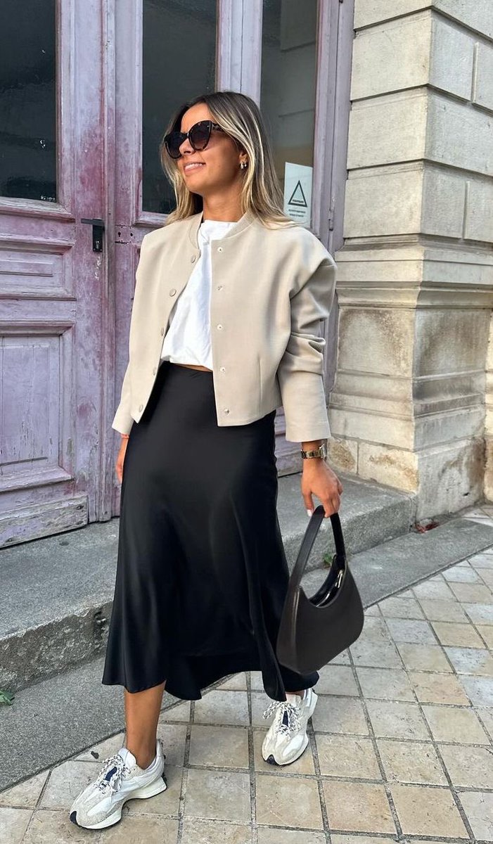 Celiidiazz2's tweet photo. ALERTA TENDENCIA‼️ Siguen en pie para esta temporada > las faldas Midi < versátiles y elegantes. Se destacan por su capacidad de adaptación en diferentes ocasiones, desde eventos casuales hasta situaciones formales, manteniendo siempre un enfoque en la comodidad y la elegancia. https://t.co/ACpRJCbVJT