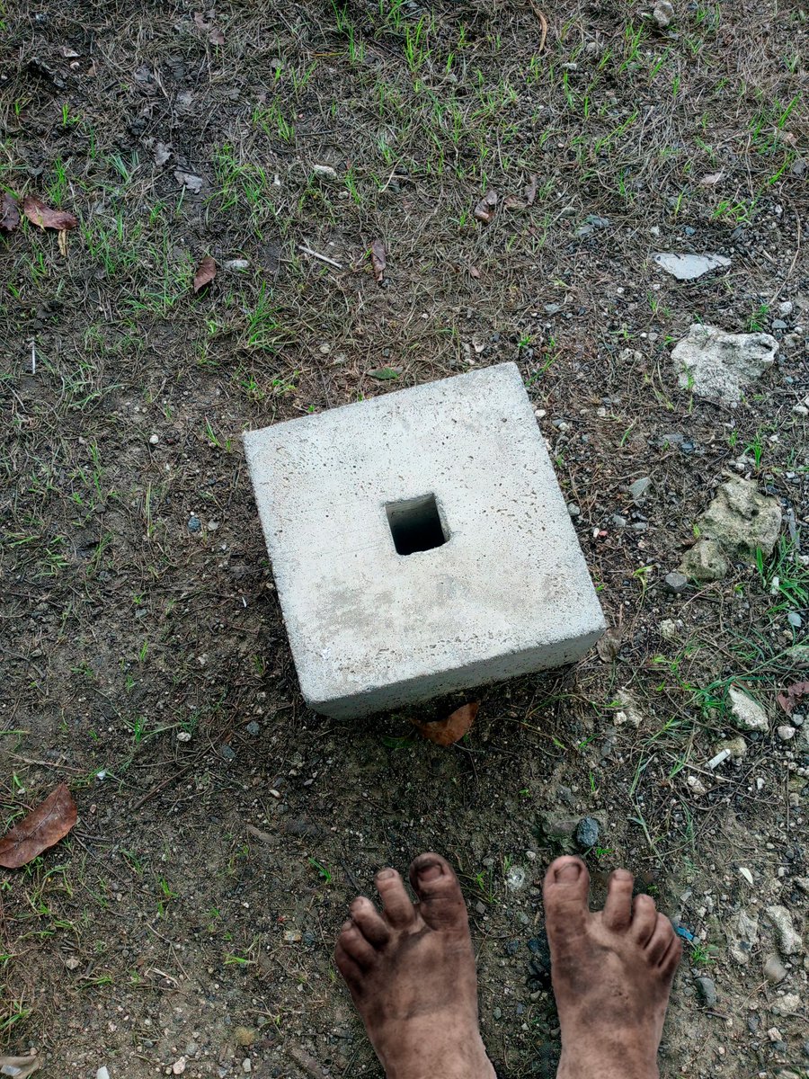 eu indo pra minha casa e do nada eu encontro o ícone do roblox

desculpem meus pés na foto