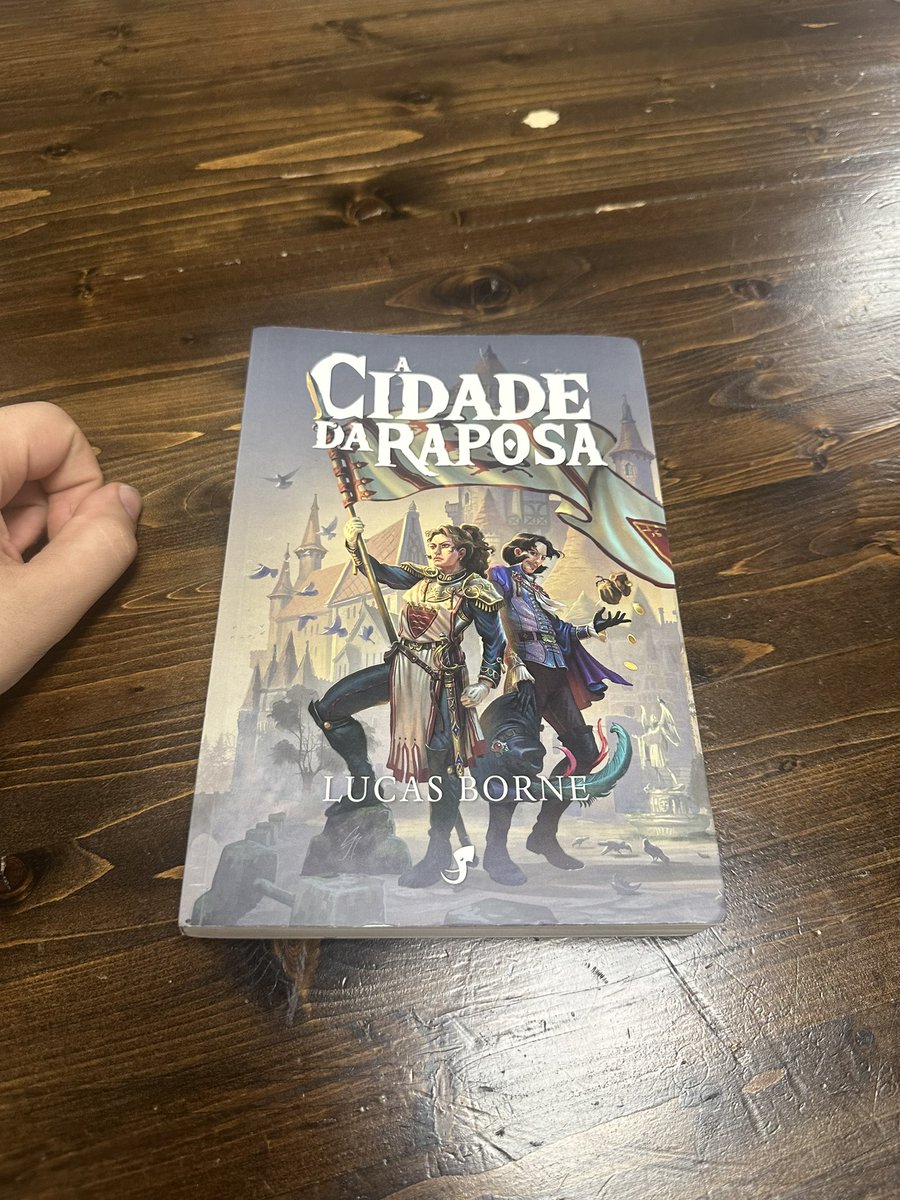 prin_goes's tweet photo. Hoje terminei um livro que estava querendo ler ja faz um tempo, o novo romance de tormenta escrito por @LucasBorne81 e ja de antemão que dizer que amei, sempre quis um livro de tormenta focado mais no povo comum de Arton longe dos holofotes dos grandes heróis. https://t.co/DDFJA2mtIc