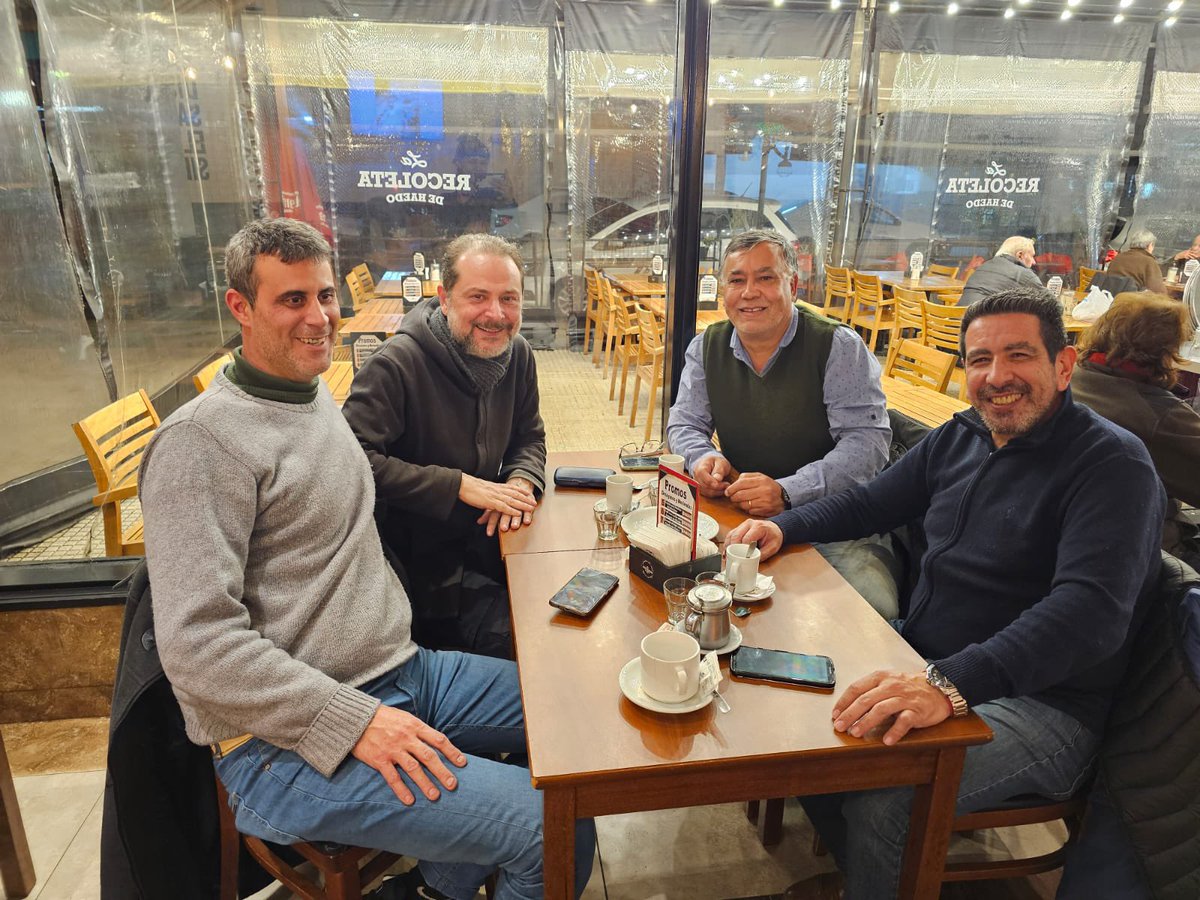 Daniel Alvarez (@danielprosm) on Twitter photo Gracias <a href="/WalterAnzorena/">Walter Anzorena 🇦🇷</a> y <a href="/GusDeheza/">Gustavo Deheza® 🤍</a> por recibirnos en Morón junto con el coordinador general de <a href="/EquipoBanquemos/">Equipo Banquemos Oficial</a> <a href="/RicBenedetti/">Ricardo Raúl Benedetti</a> en una charla amena diagramando actividades para el distrito. <a href="/cristianritondo/">Cristian Ritondo</a> <a href="/AlexCampbellOK/">Alex Campbell</a> <a href="/martinyeza/">Martín Yeza</a> Gracias <a href="/WalterAnzorena/">Walter Anzorena 🇦🇷</a> y <a href="/GusDeheza/">Gustavo Deheza® 🤍</a> por recibirnos en Morón junto con el coordinador general de <a href="/EquipoBanquemos/">Equipo Banquemos Oficial</a> <a href="/RicBenedetti/">Ricardo Raúl Benedetti</a> en una charla amena diagramando actividades para el distrito. <a href="/cristianritondo/">Cristian Ritondo</a> <a href="/AlexCampbellOK/">Alex Campbell</a> <a href="/martinyeza/">Martín Yeza</a>