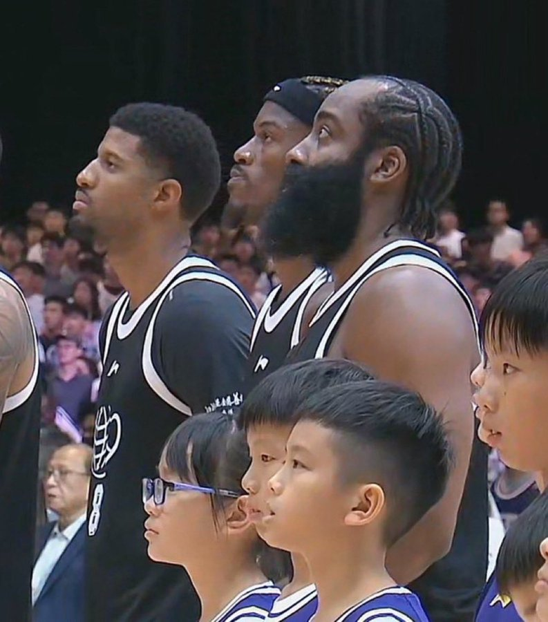 NBAMemes's tweet photo. Everyone in this photo, including the children, has the same number of NBA championships https://t.co/xFPuIgZYu7