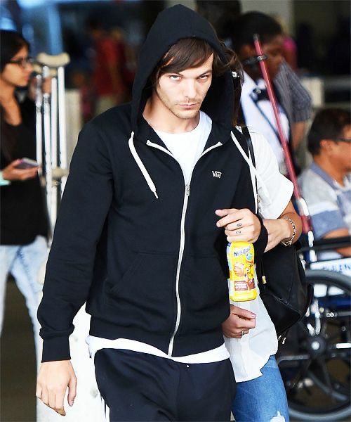 louisnation28's tweet photo. Louis Tomlinson being the most detestable and arrogant human of the world.

A thread;🧵 https://t.co/SBZTgJAeJx