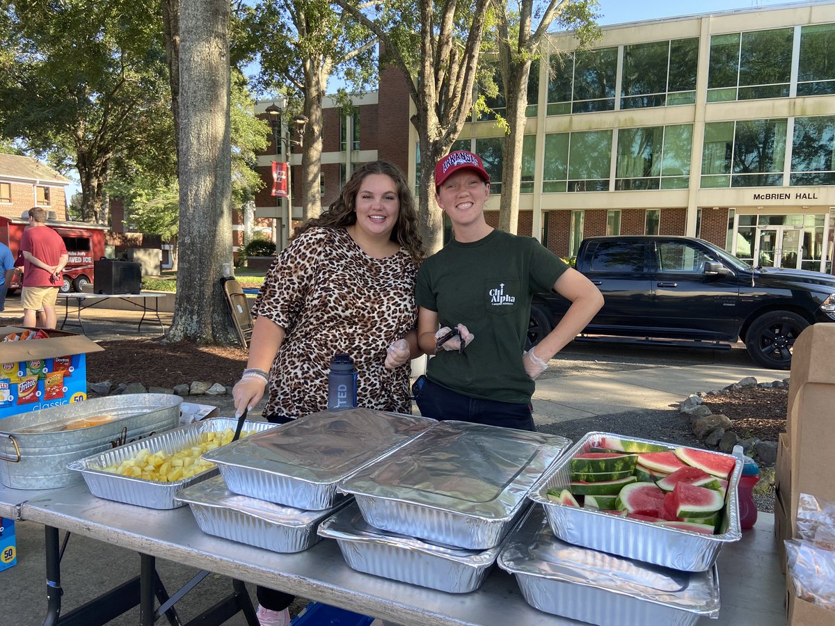 HendersonStateU's tweet photo. Student and religious organizations are cooking out on the Quad until 9 tonight! Visit them to learn about all of the great groups you can join at HSU. #WelcomeWeek24 https://t.co/HlGDUexBqU