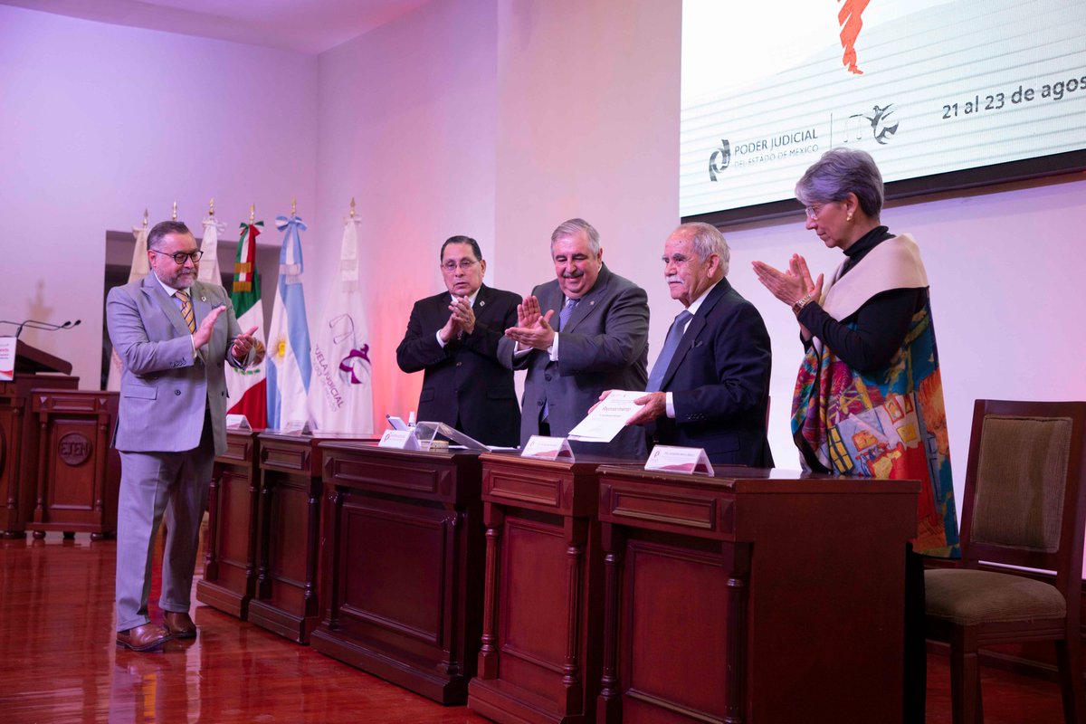 PJEdomex's tweet photo. #Comunicado📄
Historia y justicia, motiva reflexión en congreso internacional del PJEdomex

🔲 Sodi Cuellar enfatizó la importancia de estos ejercicios para comprender el devenir de México.

La historia, con su naturaleza cíclica, no solo es una herramienta invaluable para comprender el pasado, sino también para anticipar el futuro. En el ámbito jurídico, esta capacidad es esencial, ya que permite a los expertos prever el devenir de las instituciones en nuestro país, expresó el titular del Poder Judicial del Estado de México, Ricardo Sodi Cuellar.

Conoce más información ⬇️ ⬇️
https://t.co/CzFg2cJy5W