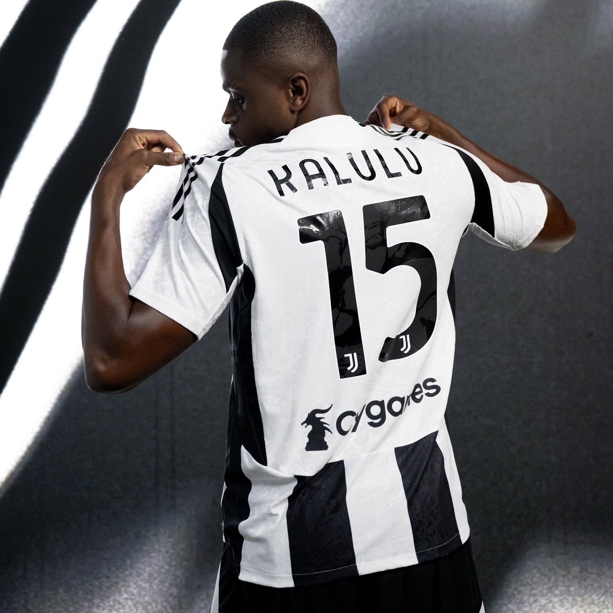 iair_iugt's tweet photo. 🇫🇷 PIERRE KALULU (DEF-24) ➜ JUVENTUS FC.

✍🏻 El vínculo contractual irá hasta junio del 25’.

Interesantísimo refuerzo. Lo que crecerá con un Thiago Motta que requería ese perfil versátil por derecha, capaz de jugar como central/lateral en línea de 4. Agresividad para anticipar. https://t.co/yY1VUGS5Qe