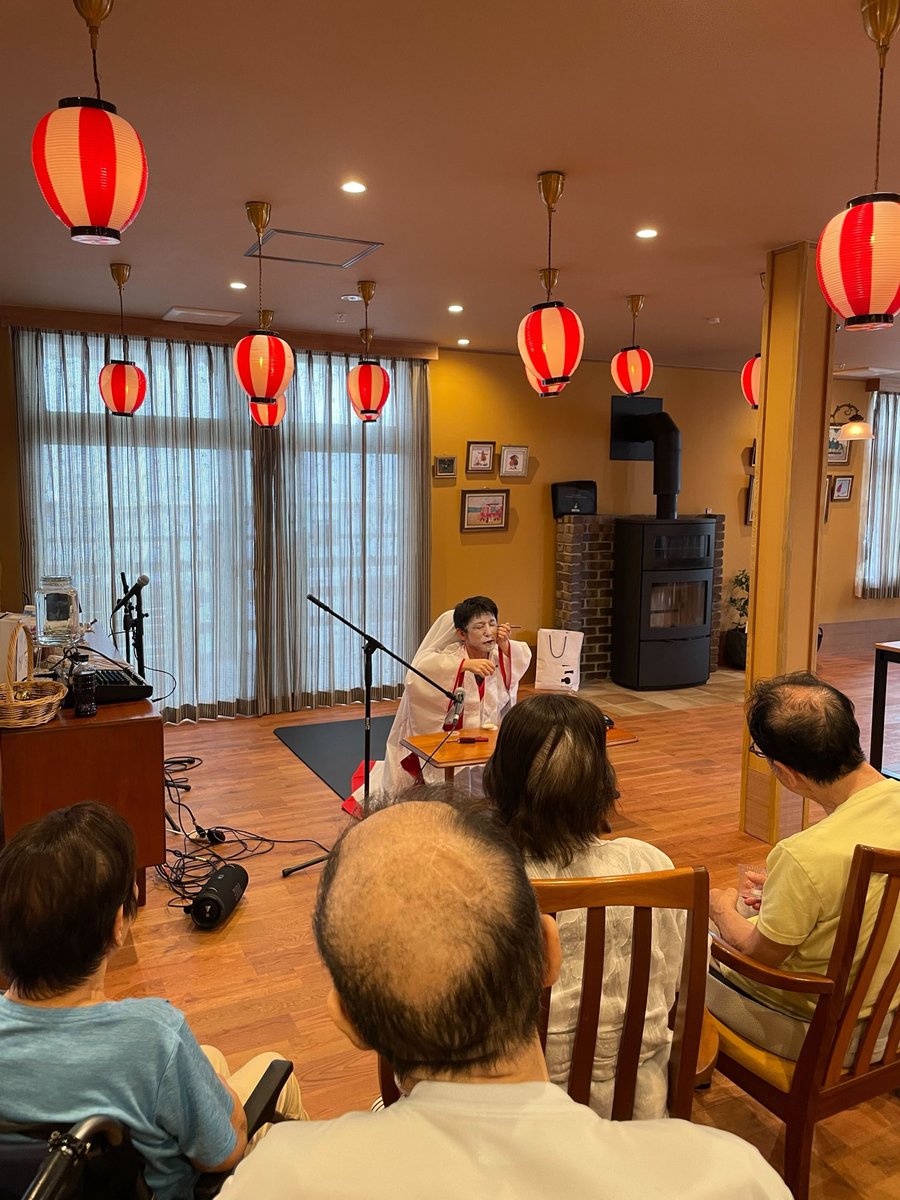 シェアハウスでの夏祭りイベント。
これまで地域活動を色々されてきた女性入居者さんに、1ヶ月前くらいから内容を企画してもらったところ…

熱々おでんの二人羽織、箱の中身あてるゲームなど、意外と(昭和な)アグレッシヴな案が次々と提案された。