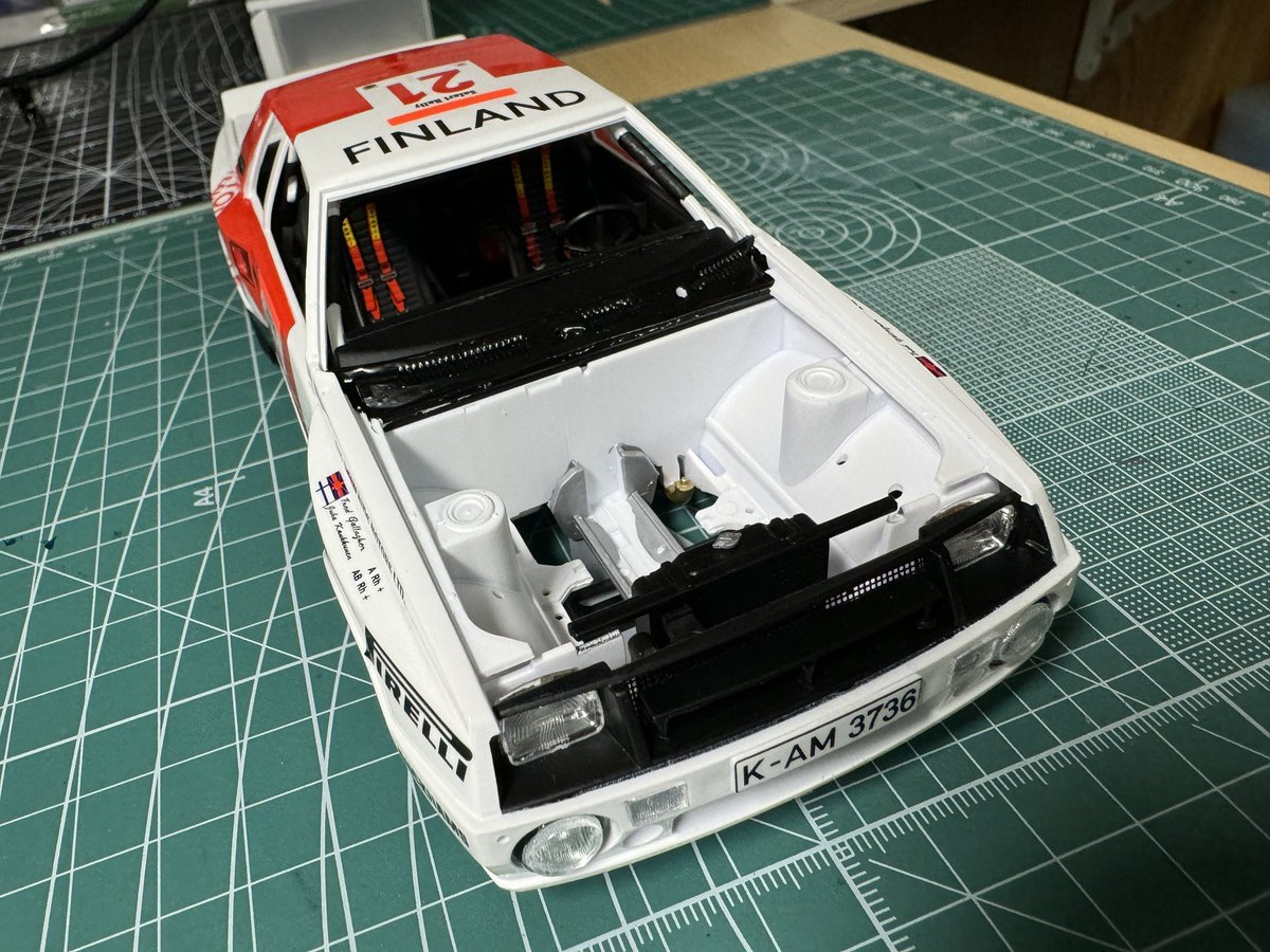kiyobinbo_1971's tweet photo. おはようございます☁️
セリカTA64
トップコートの状態良好なので、出勤前にシャシーとボディを合体しました😄
エグゾースト部分の穴が塗膜のせいか少しきつめだったので、ボディ側少し削っています
#プラッツ
#nunu
#トヨタ
#セリカ
#TA64 https://t.co/5mSZhYfLYv