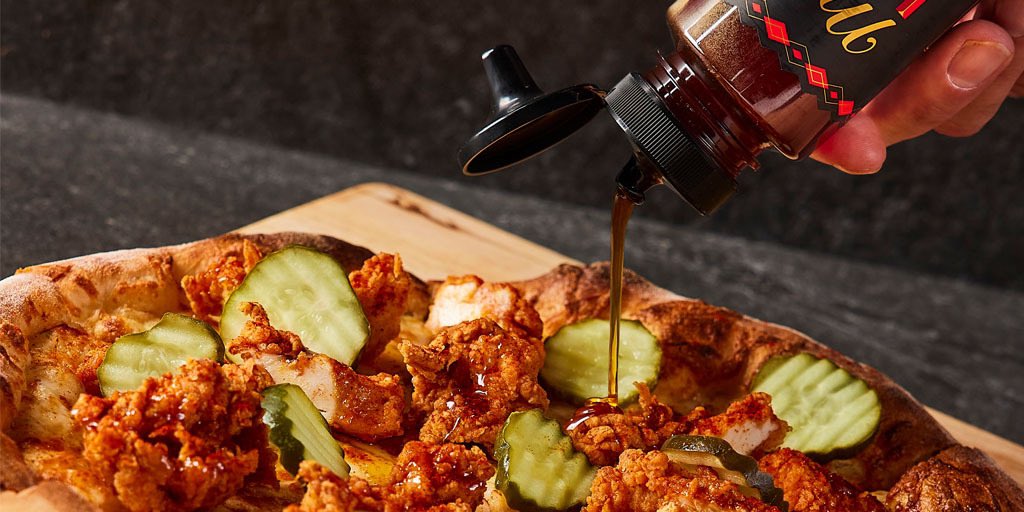 Dig into delicious late summer seasonals at California Pizza Kitchen, like their Nashville-Style Hot Honey Pizza and Pumpkin Cheesecake 😋 Available August 20. shoplakes.com/events/late-su…