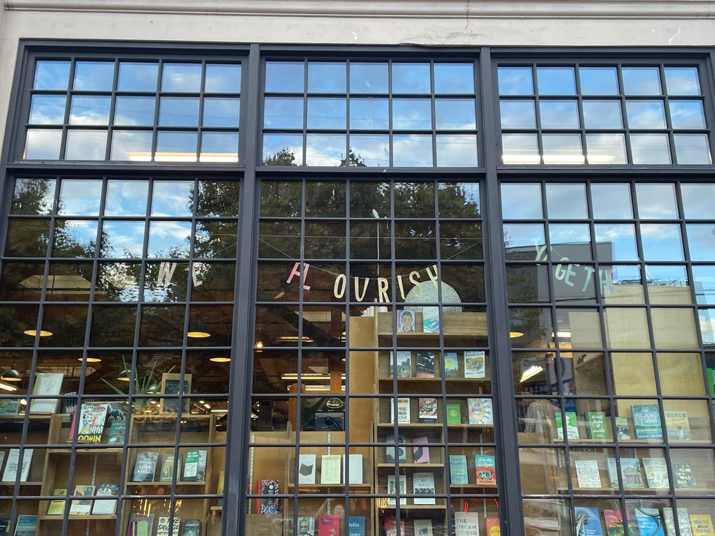 ElliottBayBooks's tweet photo. New window display! Late summer is the perfect weather for wandering around Seattle. Take a look at this curated collections of books on wandering, from fantasy to urban planning to urban sketching!

#ebbc #indiebookstore #wanderon https://t.co/oaEhtbKONe