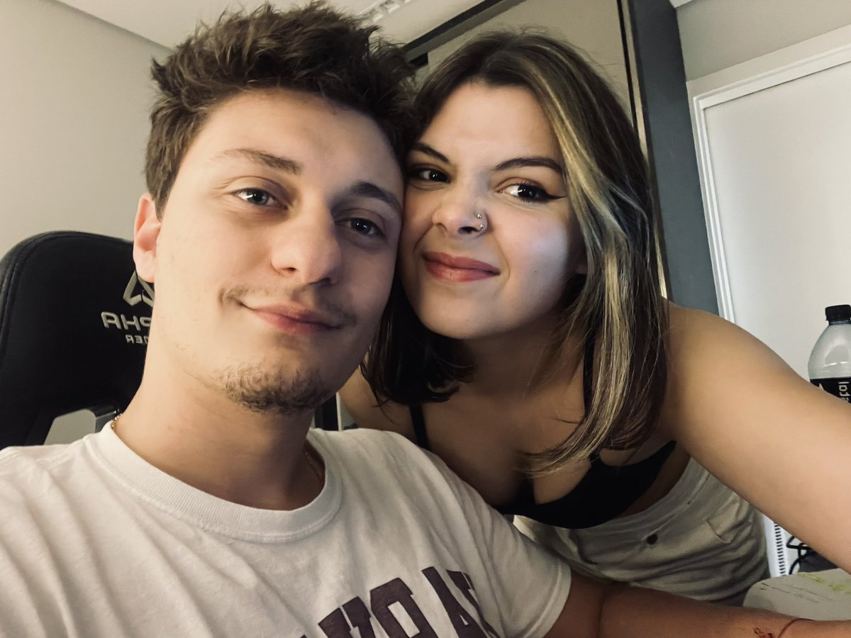 alevegui1's tweet photo. eu e minha nova namorada https://t.co/Pk0pNDLPHF