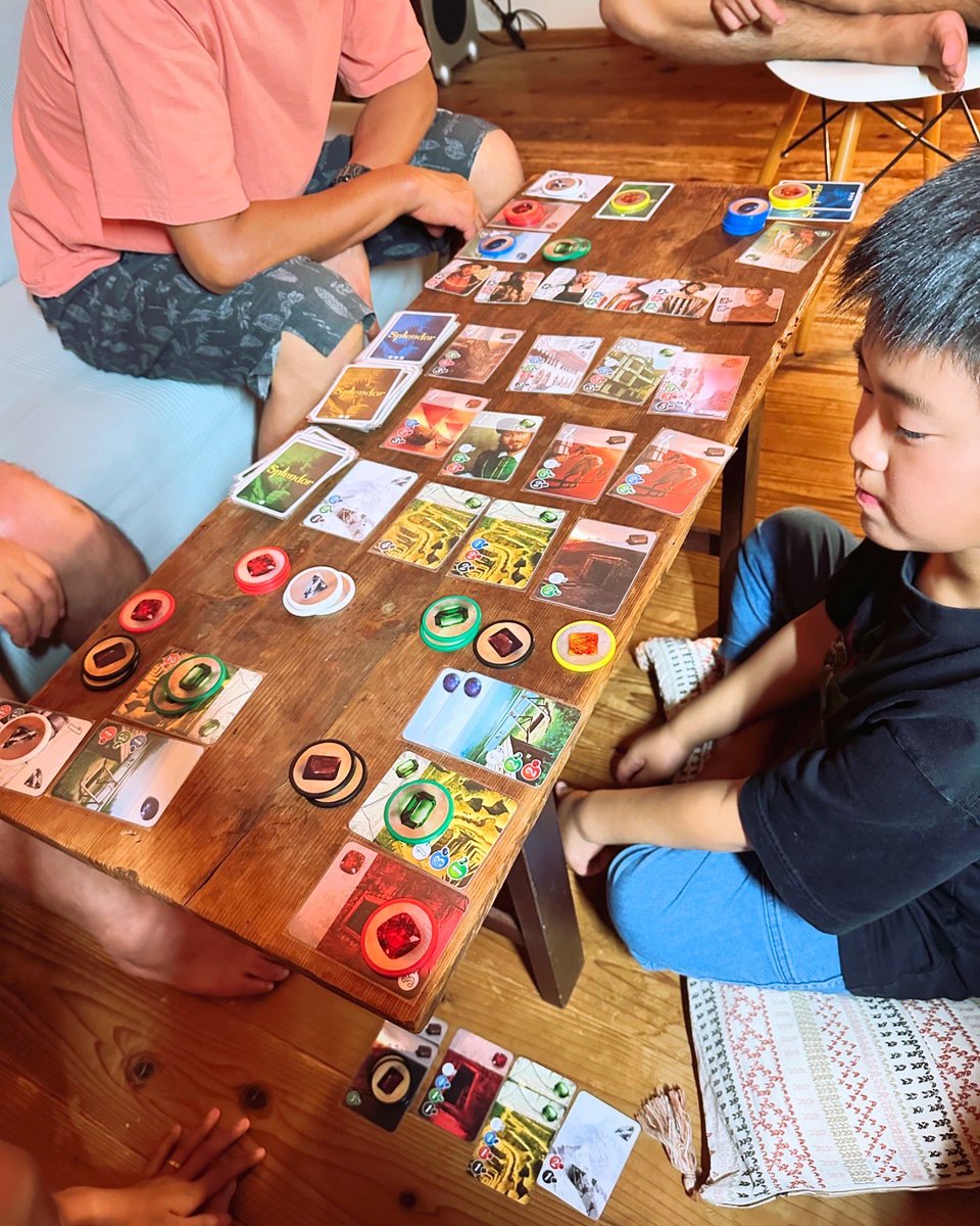 errie's tweet image. 昨晩は去年に引き続き同じタイミングで滞在中のお二人を誘って(名前覚えててくれた！！)、部屋呑み。海癒の若手チームも来てくれてボドゲ大会。酔っ払い半数のわりにジェンガがんばった！たのしくてたのしくて、自室に戻って10秒で電源が落ちたマン。
#ナンジャモンジャ買おう
#kaiyu #海癒 #yostrip