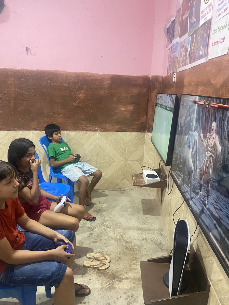 FacanhaVicente's tweet photo. Você que disse que estava faltando meninas na locadora ,hoje tivemos meninas jogando sim ,chegaram todas acompanhadas das suas mães e com a declaração do colégio na mão 
Nunca pensei que essa minha iniciativa fosse dar tão certo,ver mães trazendo os filhos pra se divertir e me parabenizando pelo o projeto ,é o assunto do momento na cidade graças a deus e a vocês que fazem as doações