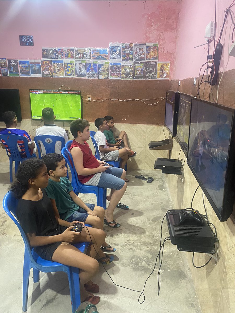 FacanhaVicente's tweet photo. Você que disse que estava faltando meninas na locadora ,hoje tivemos meninas jogando sim ,chegaram todas acompanhadas das suas mães e com a declaração do colégio na mão 
Nunca pensei que essa minha iniciativa fosse dar tão certo,ver mães trazendo os filhos pra se divertir e me parabenizando pelo o projeto ,é o assunto do momento na cidade graças a deus e a vocês que fazem as doações