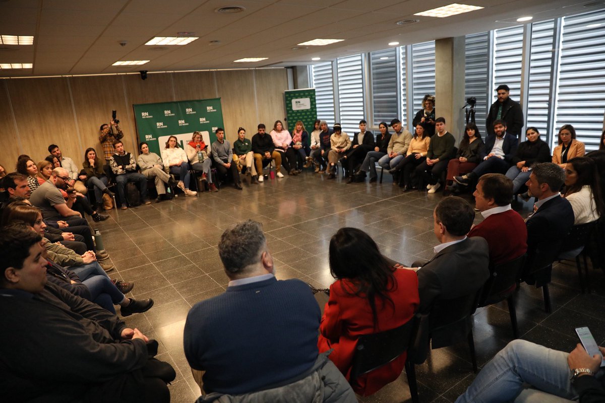 JÓVENES LÍDERES PARA UN FUTURO MEJOR

Hoy nos reunimos con Ignacio Lamothe, Secretario General del <a href="/CFI_Argentina/">CFI</a>, y con más de 30 jóvenes rionegrinos que forman parte del Programa Federal de Formación "Gestión para el Desarrollo". Fue un gusto escucharlos, conocer sus