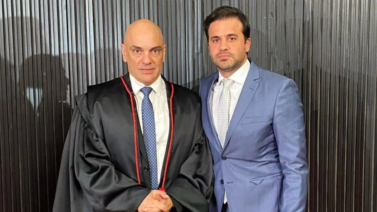 Sociedade_SI's tweet photo. 13. E para finalizaar: Hoje, 21/08/2024, Pablo Marçal se negou a conceder entrevista ao jornalista Paulo Figueiredo, por receio de perguntas relacionadas ao Ministro do STF, Alexandre de Moraes, segundo relato de Figueiredo.

https://t.co/58lRuprwwm https://t.co/m4rFuacRel