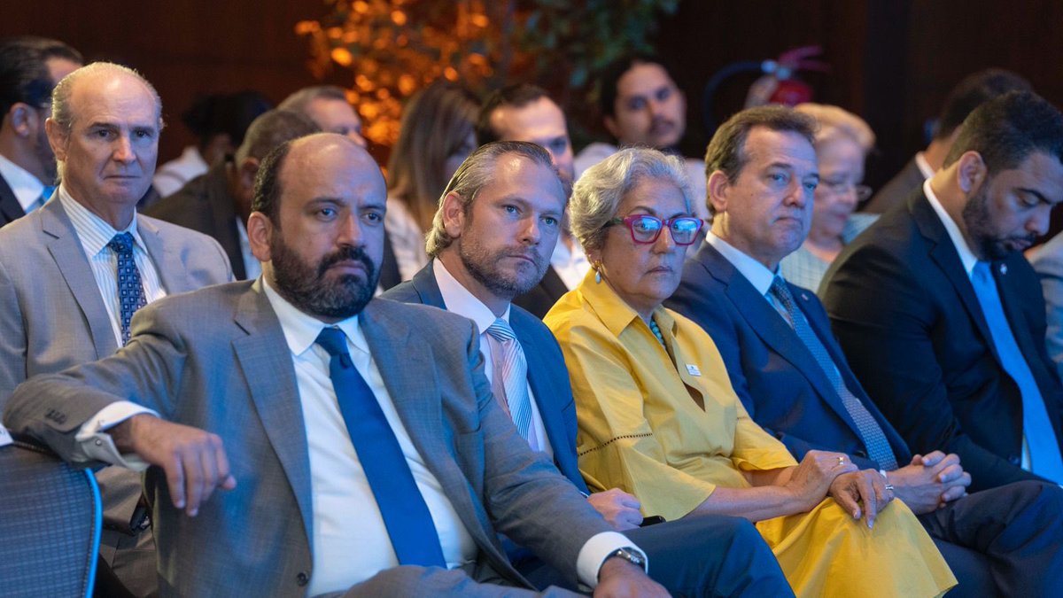 El ministro Ito Bisonó (<a href="/itobisono/">Ito Bisonó</a>) junto a Nassim Alemany, experto en macroeconomía y finanzas y los viceministros del MICM, dieron apertura al foro “ECONOMICM 2024: Transformación Económica Desafíos y Oportunidades”, el cual contó con la participación de los destacados