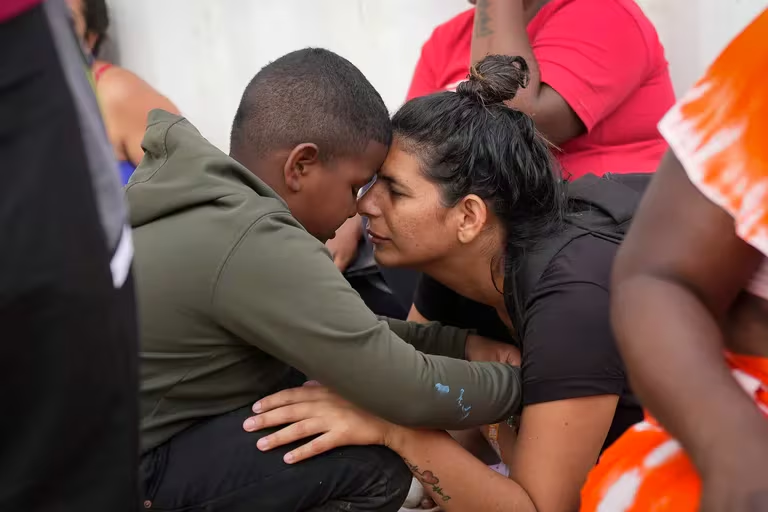 24 días después de las elecciones en #Venezuela es importante hablar de la decepción de quienes tuvieron que escapar y que anhelaban regresar después del 28 de julio. 
Medios como <a href="/AFP/">AFP News Agency</a>, han recopilado historias en Colombia y Brasil. Eso nos recuerda que lo que pasa en #Venezuela