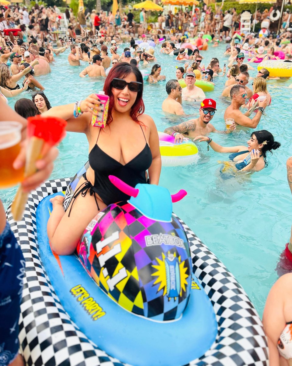 BeatboxBevs's tweet photo. ☀️ ENTER FOR A CHANCE TO WIN BEATBOX FLOATIES 💦

we're choosing 150 of you to win either an inflatable BeatBox jet-ski, cooler, or a pool float to enjoy on your three-day Labor Day weekend comin' up 👀

HOW TO ENTER: Follow us, repost and like this, + tag your homies below 🫵 https://t.co/5EDBi7LrEF
