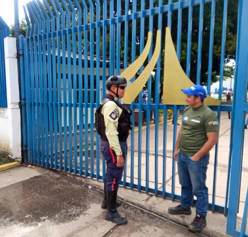Polimuba93's tweet photo. Como ya es costumbre, los funcionarios de la Policía del Municipio #Barinas supervisan la estación de agua potable de #Hidroandes en el sector Mijaguas I a fin de resguardar los servicios públicos básicos #VenezuelaTodaEnPaz @MijpVzla @Visipol_MIJP @AlcaldiaBnas https://t.co/x6ndcrUSuK