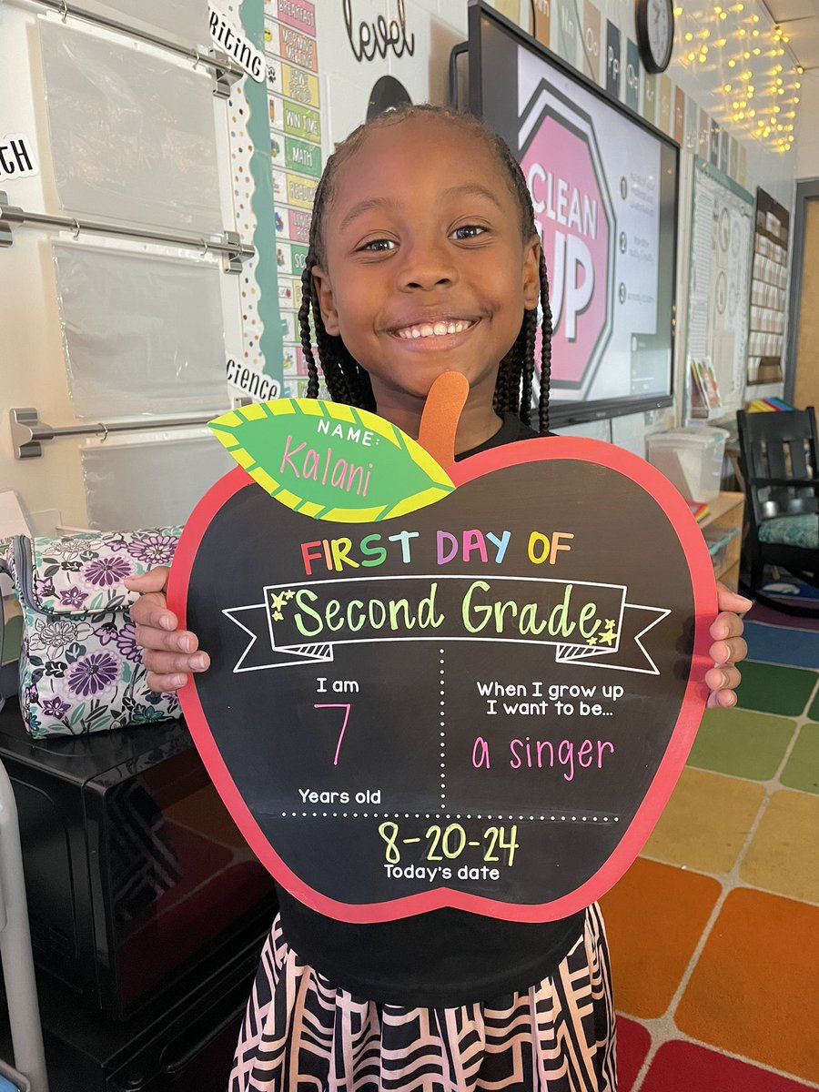 MissMeyerpeter's tweet photo. HAPPY FIRST DAY OF SCHOOL🍎✏️🤩 https://t.co/D3IqgOfIhJ