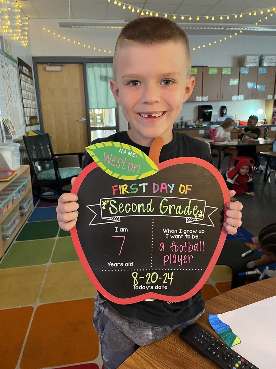 MissMeyerpeter's tweet photo. HAPPY FIRST DAY OF SCHOOL🍎✏️🤩 https://t.co/D3IqgOfIhJ