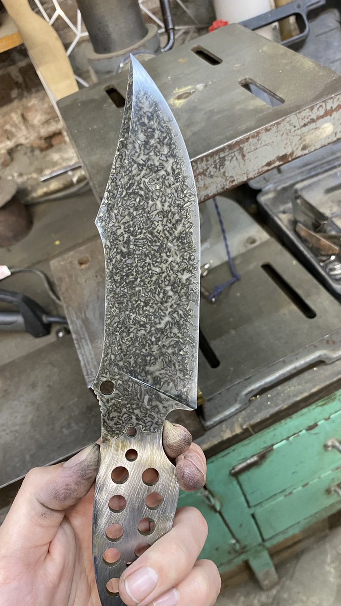 RANDOMKNIVES's tweet photo. Sabias que con mostaza podes darle esta terminación a tu cuchillo? Sirve solo en acero al carbono. https://t.co/bxEH5kgogA