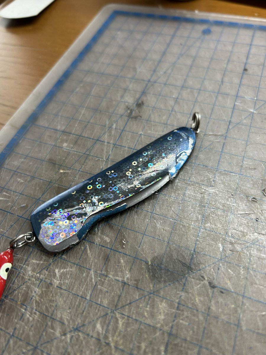 aporo712's tweet photo. 昨日は今年初のアキアジ釣りに。
残念ながら何も無しでしたが、
たらこcraftさんのルアー、とても良い感じでした😊
帰って洗って今日見てみたら、こんなに塗装が剥がれてる！イヤーガッカリ😮‍💨です。
やっぱりコーティングとかしないとダメなんですかね。
そんなガチャガチャぶつけた記憶も無いんだけど https://t.co/hRELjzqVmI