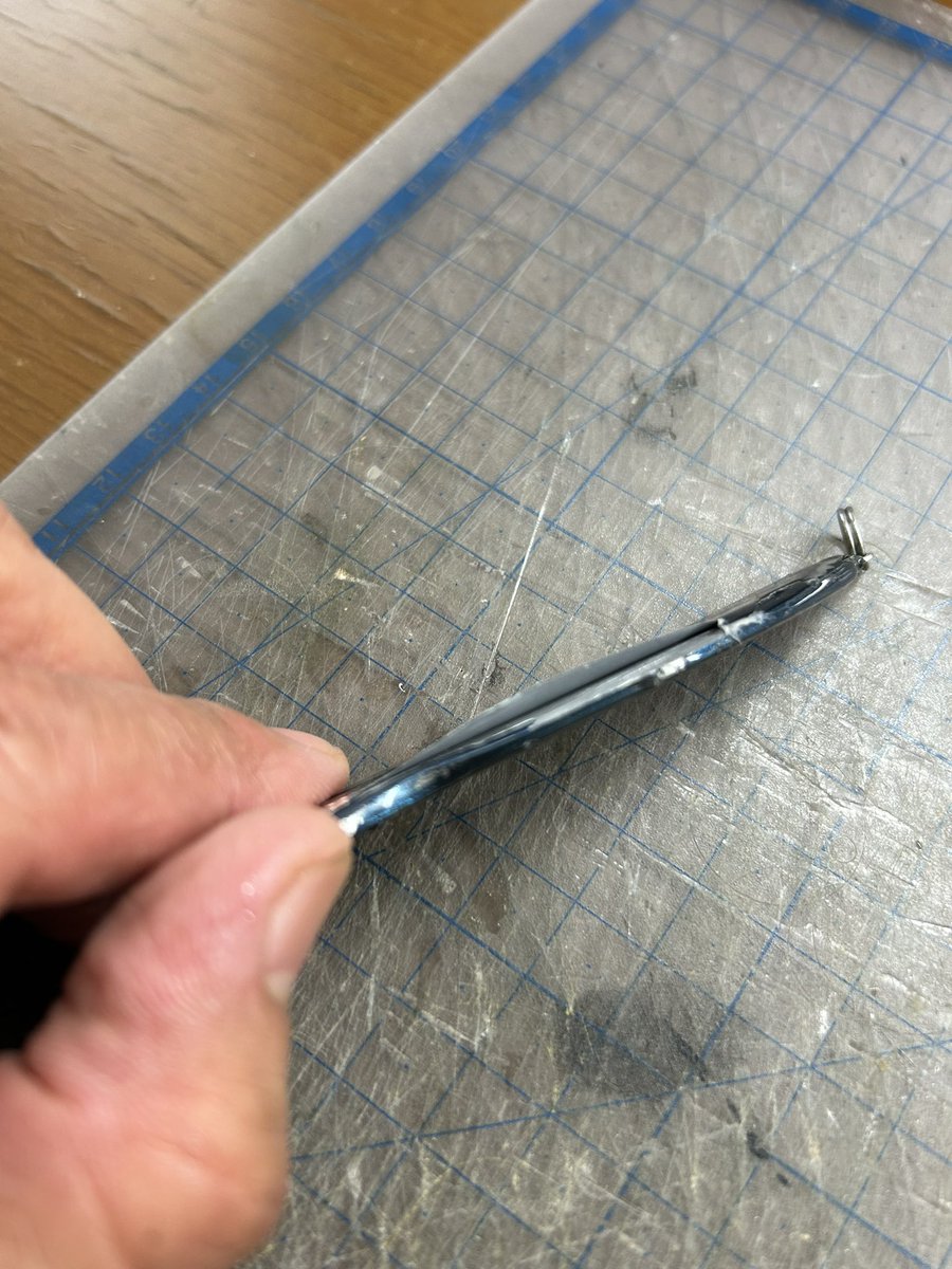 aporo712's tweet photo. 昨日は今年初のアキアジ釣りに。
残念ながら何も無しでしたが、
たらこcraftさんのルアー、とても良い感じでした😊
帰って洗って今日見てみたら、こんなに塗装が剥がれてる！イヤーガッカリ😮‍💨です。
やっぱりコーティングとかしないとダメなんですかね。
そんなガチャガチャぶつけた記憶も無いんだけど https://t.co/hRELjzqVmI