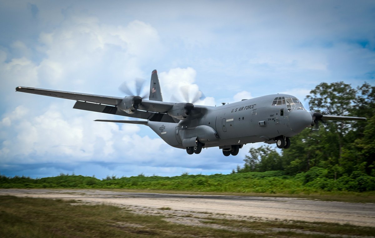 YokotaAirBase's tweet photo. 横田基地第36空輸中隊(#36AS)所属のC-130Jはグアムアンダーセン空軍基地所属の第36危機管理中隊(#36CRS)のコントールの下、パラオ、アンガウル島の不整地滑走路で離着陸訓練を行いました。 https://t.co/25S5tdBC2K