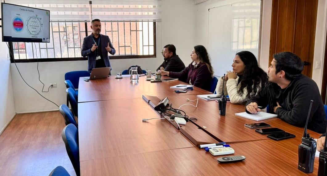 Senapred's tweet photo. En dependencias de #SENAPREDAtacama se realizó una reunión de coordinación entre servicios. Además, en la oportunidad, personal del Centro Meteorológico Norte de la #DMC realizó capacitación acerca de temas relevantes de meteorología aplicables a la #GRD. https://t.co/P6sfswDfEk