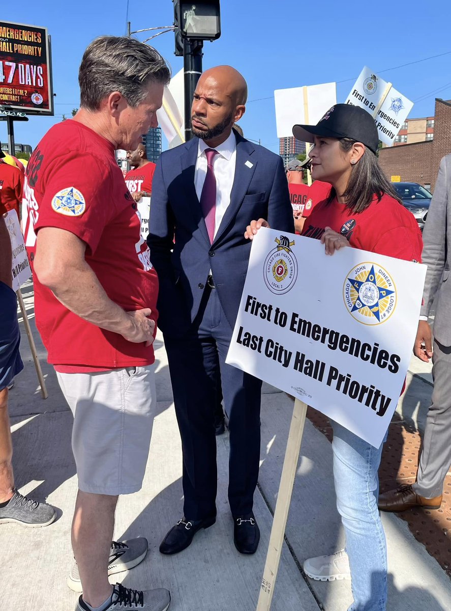 AldermanTabares's tweet image. Real Chicagoans know the heroes of the DNC are not the politicians reading scripts on stage, but the police, fire, EMS, CTA, and streets &amp;amp; sanitation workers sacrificing time with their families to protect and maintain our city.