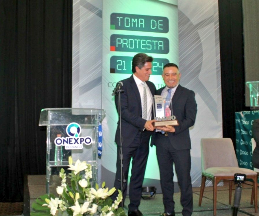 CCEDGOMX's tweet photo. A nombre del #CCEdurango, el Pdte. @montelongo_raul felicita al C.P.A. Fernando Favila Arrieta por su #TomaDeProtesta como Pdte. de @OnexpoDurango.

Reconocemos a empresarios gasolineros su contribución al desarrollo de Durango y agradecemos a Francisco Mtz. por su gran gestión. https://t.co/Aq3oq2nJlw